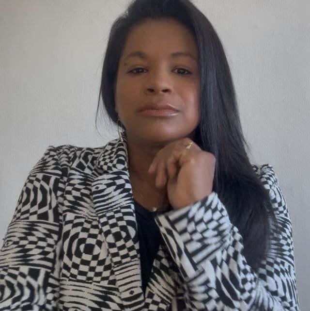 Retrato da advogada Marina Conceição, com a mão apoiada no queixo