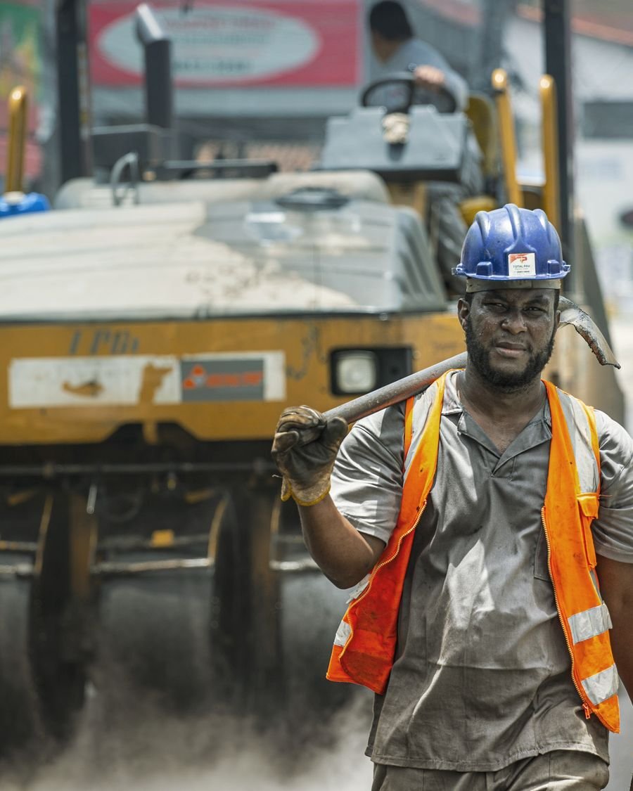 Trabalhador da construção civil com capacete e colete