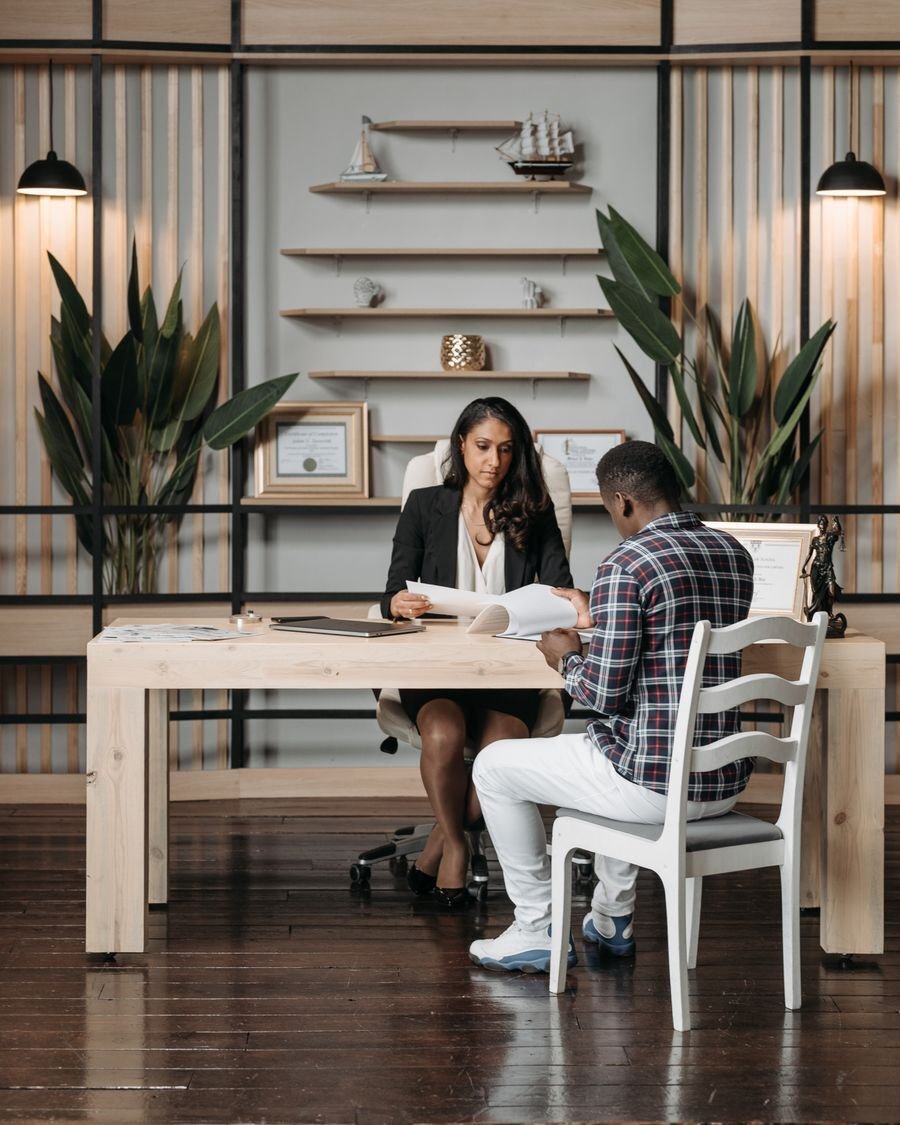 Advogada conversando com um cliente no escritório