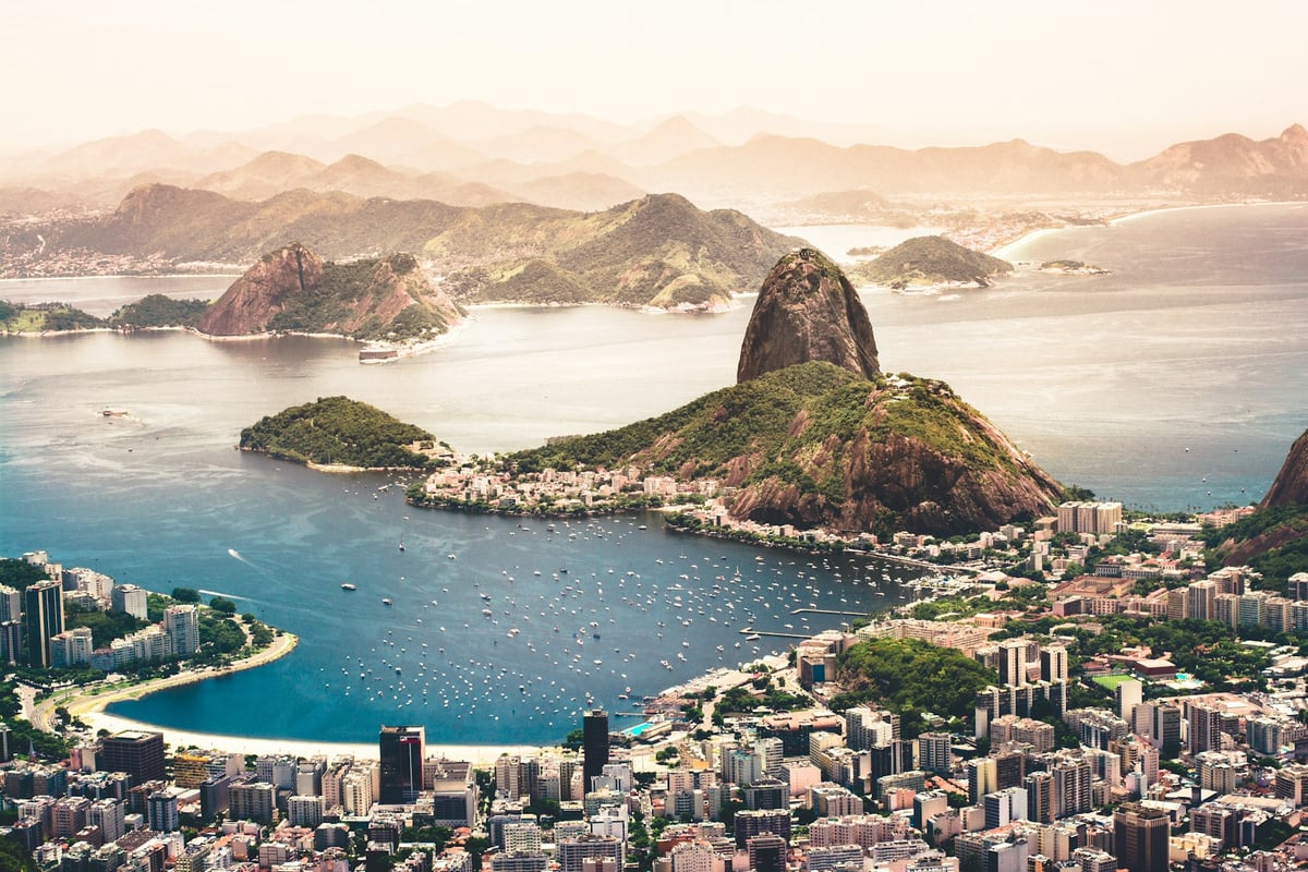 Vista aérea da Baía de Guanabara com o Pão de Açúcar, no Rio de Janeiro